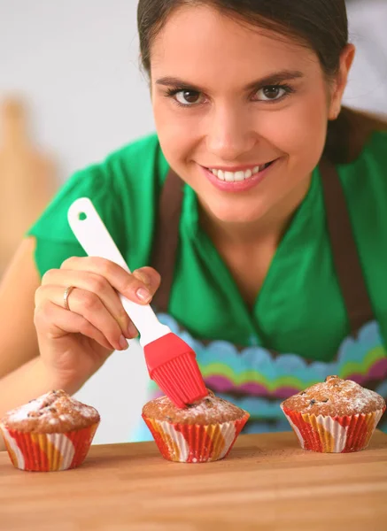 Vrouw bakt taarten in de keuken. — Stockfoto