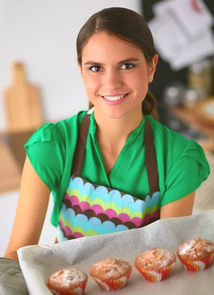 Vrouw bakt taarten in de keuken. — Stockfoto