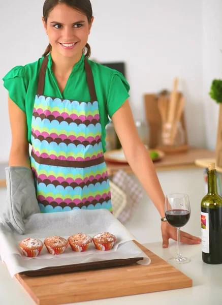 Vrouw bakt taarten in de keuken. — Stockfoto