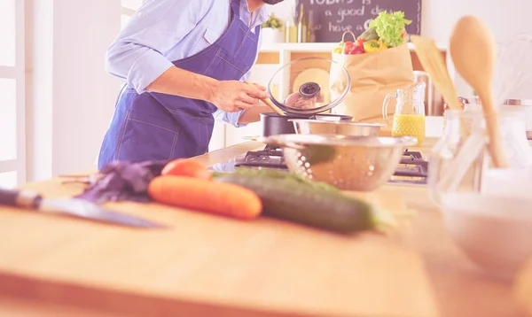 Homem preparando comida deliciosa e saudável na cozinha da casa — Fotografia de Stock