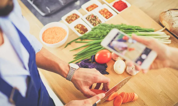 Uomo che prepara cibo delizioso e sano nella cucina di casa — Foto Stock