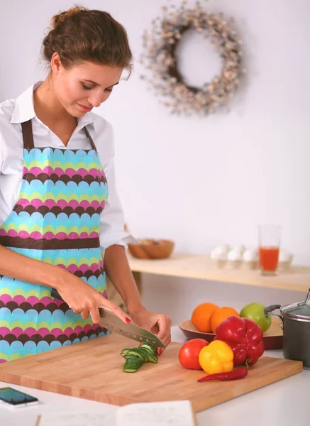 Mujer sonriente preparando ensalada en la cocina — Foto de Stock