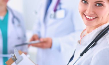 Tıp grubunun önünde çekici bir kadın doktor.