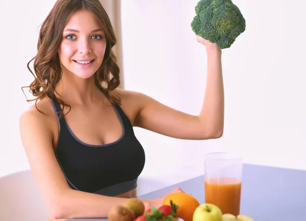 Junge und schöne Frau kocht in einer Küche — Stockfoto