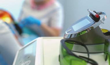 Modern diş muayenehanesindeki dişçi aletleri setinin görüntüsünü kapat