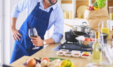 Adam ev mutfağında lezzetli ve sağlıklı yemekler hazırlıyor.