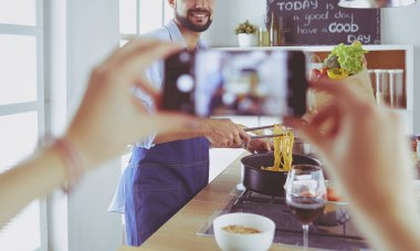 Yakışıklı bir adamın portresi yemek programı ya da blog