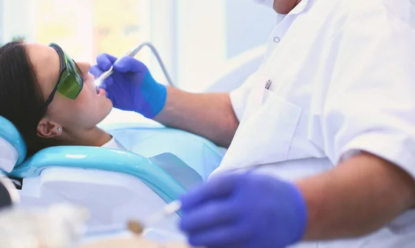 Dentista e seu assistente realizando um exame minucioso — Fotografia de Stock