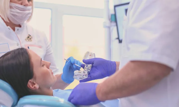 Retrato de um dentista que trata dentes de paciente jovem — Fotografia de Stock