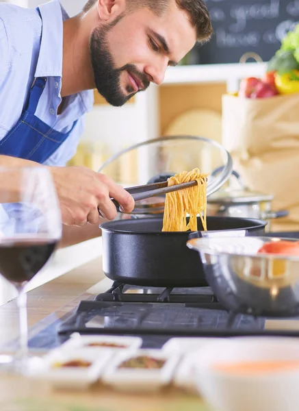 Homme préparant des aliments délicieux et sains dans la cuisine de la maison — Photo