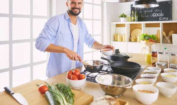 Mann bereitet leckeres und gesundes Essen in der heimischen Küche zu — Stockfoto