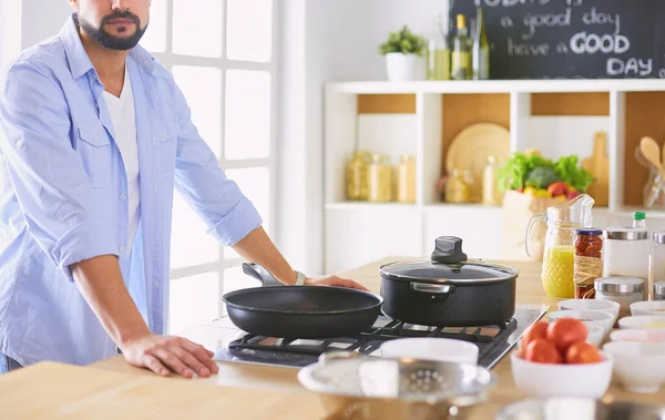 Man preparing delicious and healthy food in the home kitchen — Stock Photo, Image