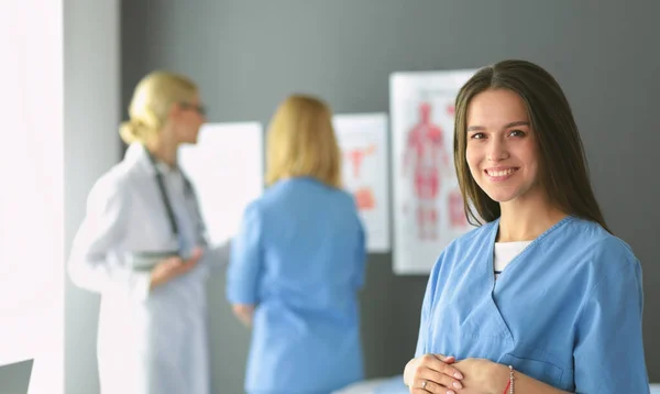 Schöne lächelnde Schwangere mit dem Arzt im Krankenhaus — Stockfoto