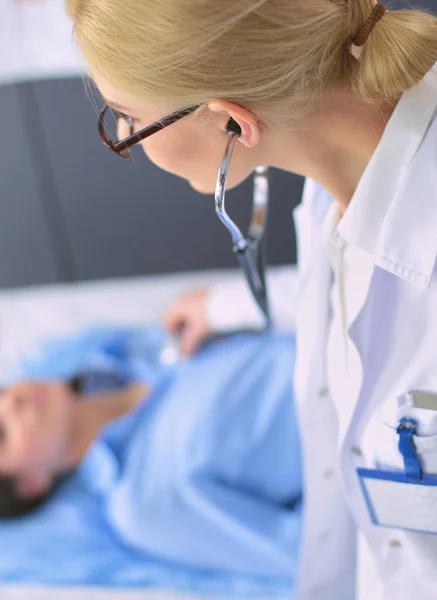 Doctor y paciente discutiendo algo mientras están sentados en la mesa. Concepto de medicina y salud — Foto de Stock