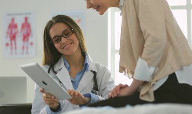 Doktor ve hasta masada otururken bir şey tartışıyorlar. İlaç ve sağlık hizmetleri kavramı