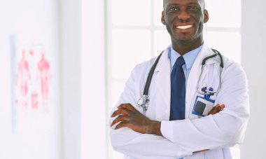 Kollarını kavuşturmuş mutlu afro adam doktor portresi