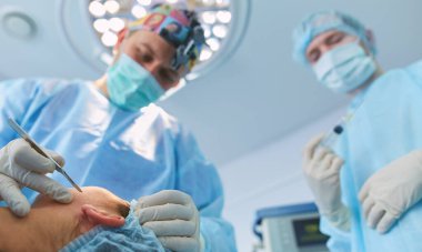 Ameliyathanede çalışan bir cerrah.