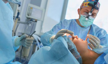 Ameliyathanede çalışan bir cerrah.