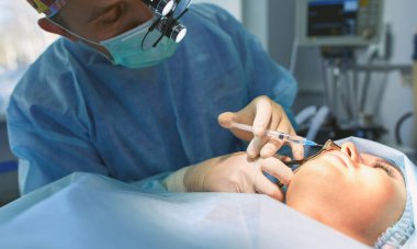 Ameliyathanede çalışan bir cerrah.