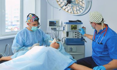 Ameliyathanede çalışan bir cerrah.