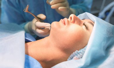 Ameliyathanede çalışan bir cerrah.