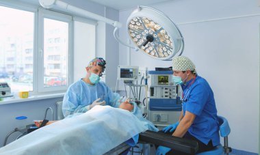 Ameliyathanede çalışan bir cerrah.