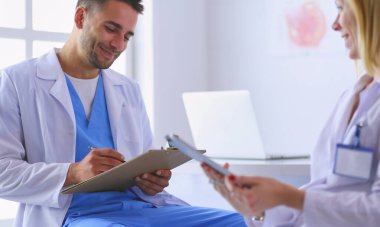 Yakışıklı doktor genç bayan doktorla konuşuyor ve...