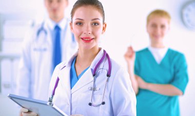 Tıp grubunun önünde çekici bir kadın doktor.