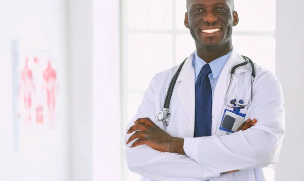 Feliz retrato médico afro hombre con los brazos cruzados — Foto de Stock