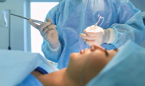 Teamchirurg aan het werk in de operatiekamer — Stockfoto