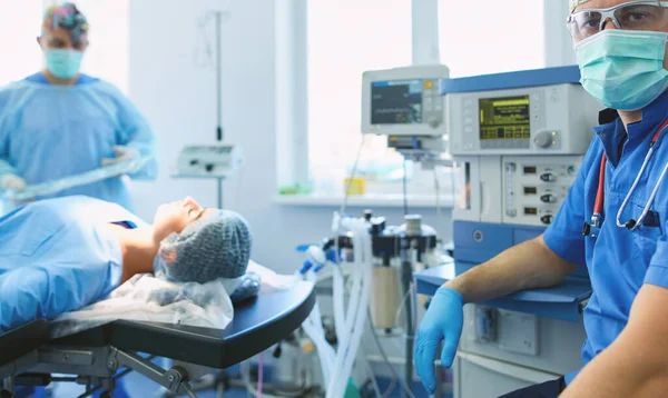 Male surgeon on background in operation room — Stock Photo, Image