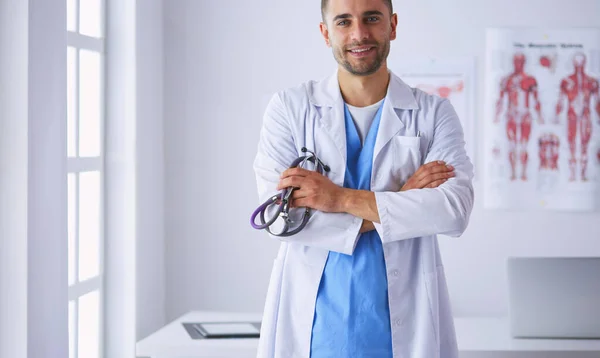 Retrato médico masculino joven y confiado parado en el médico apagado — Foto de Stock