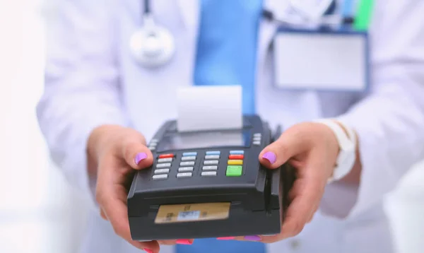 El doctor tiene la terminal de pagos en sus manos. Pagar por atención médica. Doctor. —  Fotos de Stock