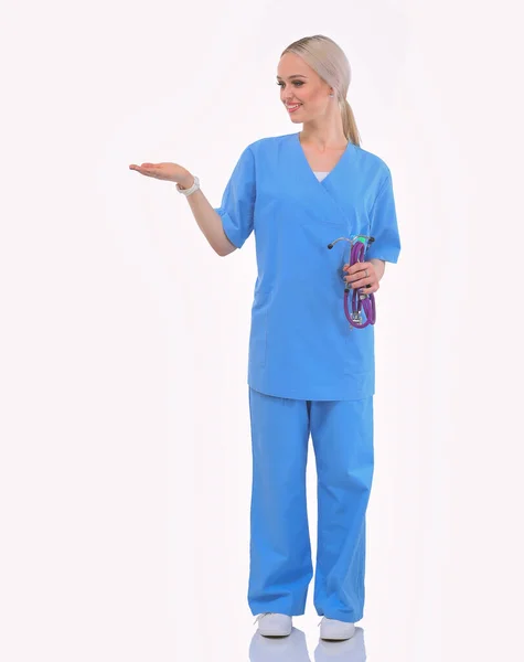 Retrato de una doctora señalando, de cerca, aislada sobre fondo blanco. Mujer doctora — Foto de Stock