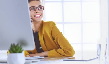 ofis telefon laptop ile oturuyor ve iş kadını