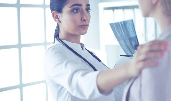 Healthcare and medical concept - doctor with patient in hospital — Stock Photo, Image