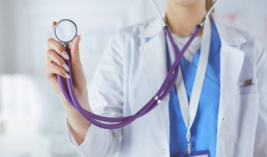 Hastanede steteskoplu gülümseyen doktor kadın.