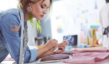 Moda Tasarımcısı kadın stüdyoda tasarımları ile iPad üzerinde