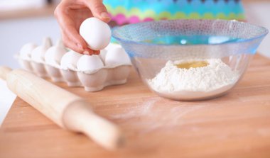 Kadın mutfakta pasta yapıyor.