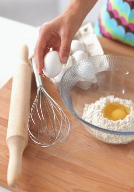 Kadın mutfakta pasta yapıyor.