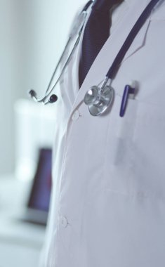 Yakışıklı Afro Amerikalı işadamı Klasik takım elbiseli bir dizüstü bilgisayar kullanarak ve ofiste çalışırken gülümseyen