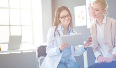 Doktor ve hasta masada otururken bir şey tartışıyorlar. İlaç ve sağlık hizmetleri kavramı