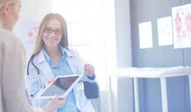 Doktor ve hasta masada otururken bir şey tartışıyorlar. İlaç ve sağlık hizmetleri kavramı