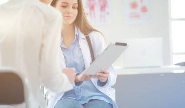 Doktor ve hasta masada otururken bir şey tartışıyorlar. İlaç ve sağlık hizmetleri kavramı