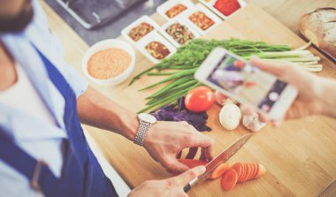 Adam ev mutfağında lezzetli ve sağlıklı yemekler hazırlıyor.