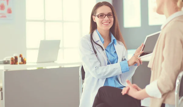 Médico e paciente discutindo algo enquanto se senta na mesa. Conceito de medicina e cuidados de saúde — Fotografia de Stock