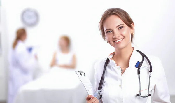 Woman doctor standingat hospital — Stock Photo, Image