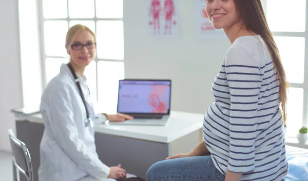 Schöne lächelnde Schwangere mit dem Arzt im Krankenhaus — Stockfoto