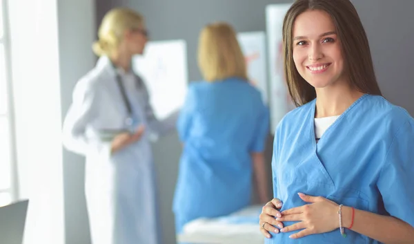 病院の医者と一緒に美しい笑顔の妊婦 — ストック写真