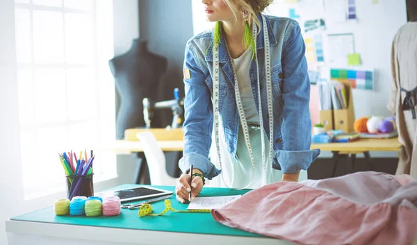 Donna stilista che lavora sui suoi disegni in studio — Foto Stock